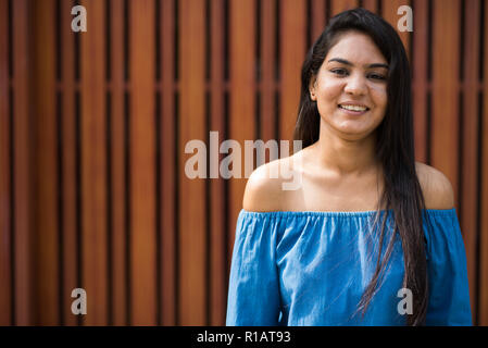 Ritratto di giovane felice donna indiana sorride all'aperto Foto Stock