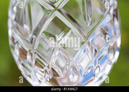 Vista ravvicinata di un bellissimo cristallo al piombo calice di vetro con la mano il taglio del diamante design pattern Foto Stock