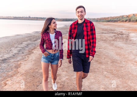 Oung giovane sulla spiaggia camminando insieme Foto Stock