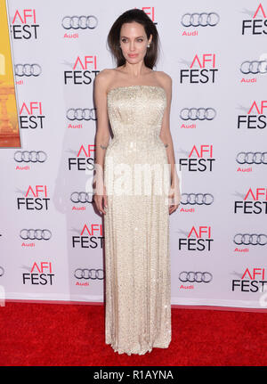 Angelina Jolie 026 al dal mare AFI Premiere Mondiale apertura notturna al Gala di TCL Chinese Theatre di Los Angeles. Novembre 5, 2015.Angelina Jolie 026 evento nella vita di Hollywood - California, tappeto rosso Evento, STATI UNITI D'AMERICA, industria cinematografica, celebrità, fotografia, Bestof, arte cultura e intrattenimento, Topix celebrità moda, migliori della vita di Hollywood, evento nella vita di Hollywood - California, moquette rossa e dietro le quinte, movie celebrità, personaggi televisivi, musica celebrità, Topix, Bestof, arte cultura e intrattenimento, verticale, una persona, la fotografia di moda, a piena lunghezza e 2014 Indagine tsuni@Gamma-US Foto Stock