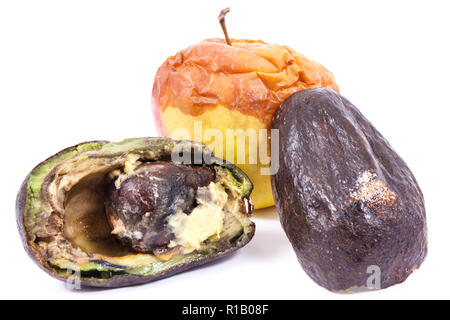 Vecchio rugoso apple di muffa e di avocado su sfondo bianco, insalubri e disgustoso mangiare Foto Stock