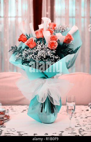 Fresco e rigoglioso bouquet di rose e calla gigli Foto Stock