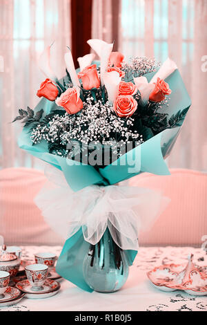 Fresco e rigoglioso bouquet di rose e calla gigli Foto Stock