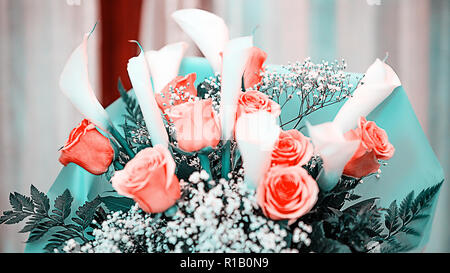 Fresco e rigoglioso bouquet di rose e calla gigli Foto Stock