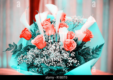 Fresco e rigoglioso bouquet di rose e calla gigli Foto Stock