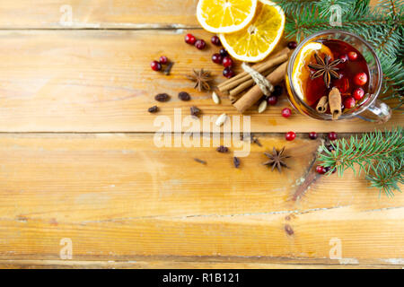 Natale bevanda calda con cannella e spezie su uno sfondo di legno. Inverno bevanda calda Foto Stock