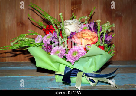 Bel bouquet di Red Rose Bianche e Viola crisantemi Foto Stock