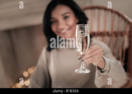 Incentrato sulla fotografia di mano femminile che holding bocal Foto Stock