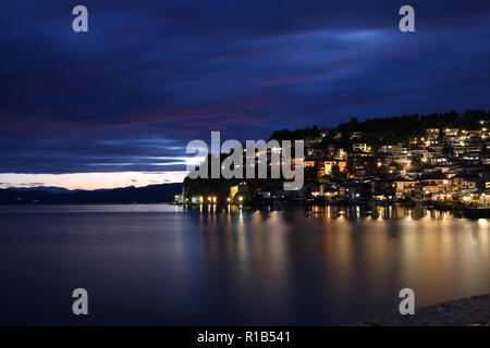 Il lago di Ohrid e la città di notte Macedonia Foto Stock