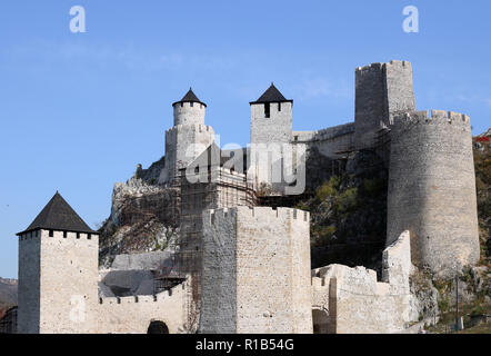 I muri in pietra e le torri fortezza di Golubac landmark Serbia Foto Stock