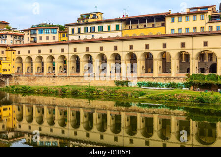 Corridoio Vasariano o Corridoio Vasariano a Firenze, Toscana, Italia e riflessione nel fiume Arno Foto Stock
