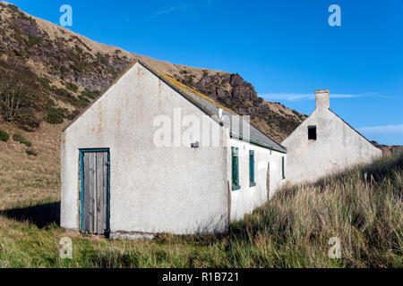 Abbandonato il salmone edifici di compensazione dopo la cessazione della compensazione di salmone da San Ciro Beach, Angus, Scotland, Regno Unito. Foto Stock