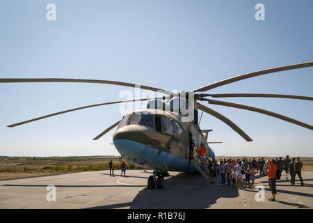 Formazione KADAMOVSKIY MASSA, ROSTOV REGIONE, Russia, 26 AGOSTO 2018: Trasporto universale elicottero militare MI-26 Foto Stock