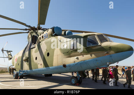 Formazione KADAMOVSKIY MASSA, ROSTOV REGIONE, Russia, 26 AGOSTO 2018: Trasporto universale elicottero militare MI-26 e i visitatori della mostra Foto Stock