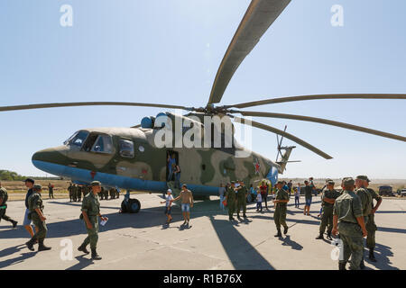 Formazione KADAMOVSKIY MASSA, ROSTOV REGIONE, Russia, 26 AGOSTO 2018: Trasporto universale elicottero militare MI-26 e i visitatori della mostra Foto Stock
