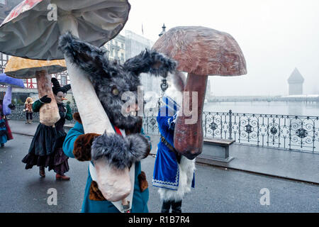 Persone che indossano il costume di Alice nel Paese delle Meraviglie al  carnevale di Lucerna, Svizzera Foto stock - Alamy