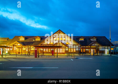 Vista notturna di kawaguchiko stazione ferroviaria in Giappone Foto Stock