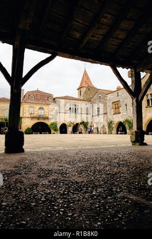 La medievale piazza principale di Monpazier in Dordogne Francia. Foto Stock