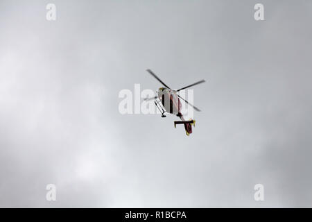 Air Ambulance elicotteri sbarco durante le tempeste presso il roaches vicino a Leek Staffordshire Inghilterra Foto Stock