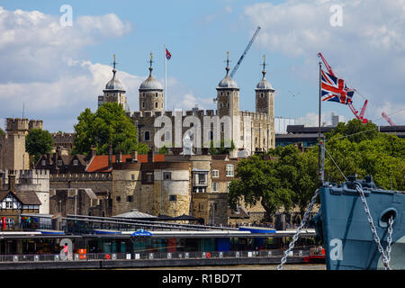 Torre di Londra con la prua della HMS Belfast, Londra Foto Stock