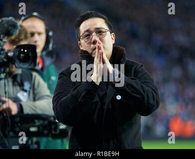 Leicester. Xi Nov, 2018. Aiyawatt Srivaddhanaprabha, figlio di Leicester City presidente, Vichai Srivaddhanaprabha, riconosce i tifosi a seguito della Premier League inglese match tra Il Leicester City FC e Burnley FC al King Power Stadium di Leicester, Gran Bretagna il 9 novembre 10, 2018. La partita si è conclusa 0-0. Credito: Xinhua/Alamy Live News Foto Stock