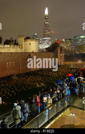 Londra, Regno Unito. Decimo Nov, 2018. Il pubblico partecipare oltre l'approfondimento Shadow, un tributo artistico che segna il centenario della fine della Prima Guerra Mondiale. Credito: Paul Robinson/Alamy Live News Foto Stock