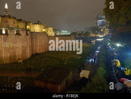 Londra, Regno Unito. Decimo Nov, 2018. Il pubblico partecipare oltre l'approfondimento Shadow, un tributo artistico che segna il centenario della fine della Prima Guerra Mondiale. Credito: Paul Robinson/Alamy Live News Foto Stock