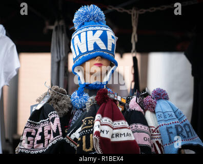 09 novembre 2018, Assia, Frankfurt/Main: i tappi con la scritta 'Francoforte " può essere acquistato in un negozio sul Römerberg. (A dpa " Coccole con Frankfurt, bere irrigazione: Città di merchandising dei bracci dal 11.11.2018) Foto: Frank Rumpenhorst/dpa Foto Stock