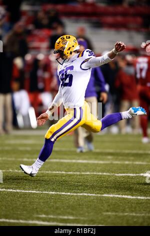 Fayetteville, Arkansas, Stati Uniti d'America. Decimo Nov, 2018. Nov 10, 2018: luogo LSU kicker Cole Tracy #36 si avvicina a una sfera di kick it. La LSU sconfitto Arkansas 24-17 a Donald W. Reynolds Stadium di Fayetteville, AR, Richey Miller/CSM Credito: Cal Sport Media/Alamy Live News Foto Stock