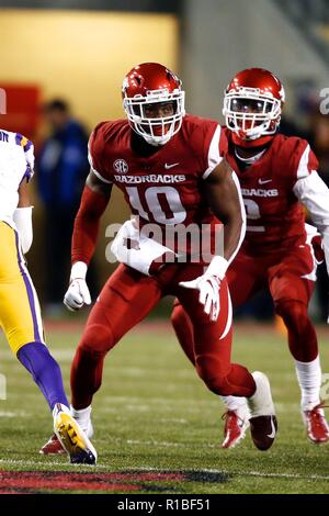 Fayetteville, Arkansas, Stati Uniti d'America. Decimo Nov, 2018. Nov 10, 2018: Randy Ramsey #10 Arkansas difensivo fine precipita dal bordo. La LSU sconfitto Arkansas 24-17 a Donald W. Reynolds Stadium di Fayetteville, AR, Richey Miller/CSM Credito: Cal Sport Media/Alamy Live News Foto Stock