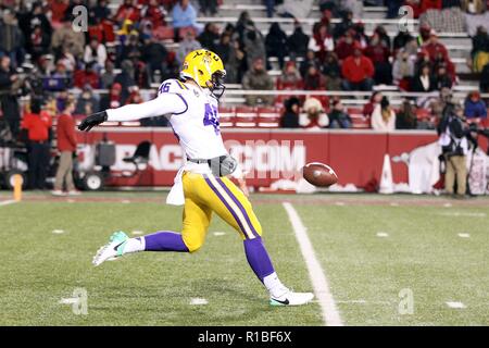 Fayetteville, Arkansas, Stati Uniti d'America. Decimo Nov, 2018. Nov 10, 2018: LSU punter Zach Von Rosenberg #46 sterline la palla. La LSU sconfitto Arkansas 24-17 a Donald W. Reynolds Stadium di Fayetteville, AR, Richey Miller/CSM Credito: Cal Sport Media/Alamy Live News Foto Stock