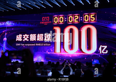Shanghai, nov. 11. Xi Nov, 2009. Un gigantesco schermo visualizza le vendite su Alibaba è online marketplace Tmall per Singles' giornata di shopping spree a Shanghai in Cina orientale, nov. 11, 2018. Della Cina di Singles' giorno vendite sul TMall hit 10 miliardi di yuan (circa 1,44 miliardi di dollari) a soli due minuti e cinque secondi dopo la mezzanotte di domenica. L'e-commerce giant ha lanciato l'annuale shopping online sulla promozione nov. 11, 2009. Credito: Huang Zongzhi/Xinhua/Alamy Live News Foto Stock