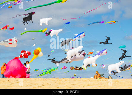 Fuerteventura Isole Canarie Spagna. Decimo Nov, 2018. Centinaia di aquiloni volare su El Burro beach dunes vicino a Corralejo, a 2018 International Kite Festival a Fuerteventura nelle isole Canarie. Credito: ALAN DAWSON/Alamy Live News Foto Stock