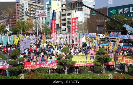 Kaohsiung, Taiwan. Xi Nov, 2018. I dimostranti si riuniscono per prendere parte a una manifestazione contro il problema del grave inquinamento atmosferico. Credito: asiapics/Alamy Live News Foto Stock