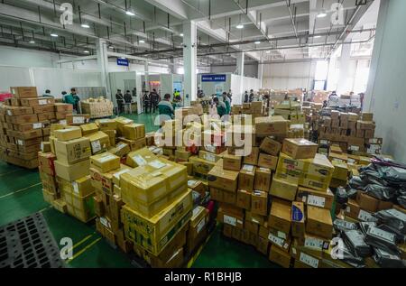 Pechino, Cina. Decimo Nov, 2015. File foto scattata il 9 novembre 10, 2015 mostra i lavoratori di smistamento di merci importate a Hangzhou COOPERAZIONE TRANSFRONTALIERA E-Commerce Parco Industriale di Hangzhou, a est della capitale cinese della Provincia di Zhejiang. Credito: Xu Yu/Xinhua/Alamy Live News Foto Stock