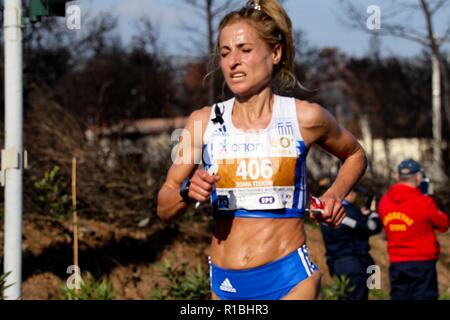 Atene, Grecia. Xi Nov, 2018. I partecipanti eseguono oltre una zona bruciata di Mati village, dove 99 persone sono morte in un incendio in un bosco la scorsa estate, durante il 2018 la maratona di Atene. (Credito Immagine: © Aristidis VafeiadakisZUMA filo) Foto Stock