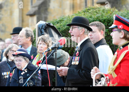 Bridport, Dorset, Regno Unito. 11 novembre 2018. Maestro di cerimonie al ricordo la domenica il servizio presso il memoriale di guerra al di fuori di chiesa di Santa Maria in South Street in Bridport. Il 2018 Giorno del Ricordo cade sul centesimo anniversario del giorno dell'armistizio che segna la fine della Prima Guerra Mondiale. Credito Foto: Graham Hunt/Alamy Live News Foto Stock