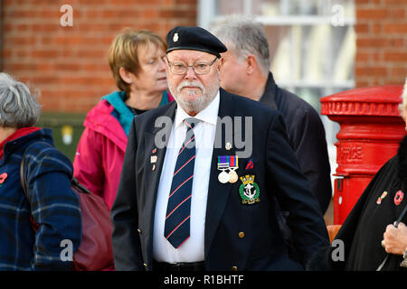 Bridport, Dorset, Regno Unito. 11 novembre 2018. Un veterano al ricordo la domenica il servizio presso il memoriale di guerra al di fuori di chiesa di Santa Maria in South Street in Bridport. Il 2018 Giorno del Ricordo cade sul centesimo anniversario del giorno dell'armistizio che segna la fine della Prima Guerra Mondiale. Credito Foto: Graham Hunt/Alamy Live News Foto Stock