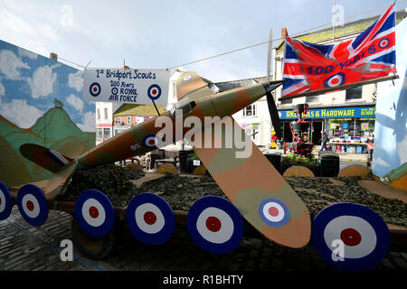 Bridport, Dorset, Regno Unito. 11 novembre 2018. Un modello di Spitfire nel bucky Doo Piazza prima ricordo domenica il servizio presso il memoriale di guerra al di fuori di chiesa di Santa Maria in South Street in Bridport. Il 2018 Giorno del Ricordo cade sul centesimo anniversario del giorno dell'armistizio che segna la fine della Prima Guerra Mondiale. Credito Foto: Graham Hunt/Alamy Live News Foto Stock