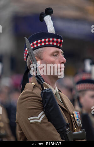 Glasgow, Scotland, Regno Unito. 11 Novembre, 2018. A due minuti di silenzio per contrassegnare il ricordo della domenica e il centesimo anniversario della fine della Grande Guerra è stata osservata a 11:00 presso il cenotafio in George Square, Glasgow. Nel suo ruolo di Lord Luogotenente, Lord Provost Bolander Eva ha portato la cerimonia. Anche in partecipazione tra servizio militare, veterani, e il pubblico, erano MPs e MSPs, rappresentanti delle forze armate britanniche e della cooperazione di polizia in Scozia e il fuoco scozzese e servizio di salvataggio. Iain McGuinness / Alamy Live News Foto Stock