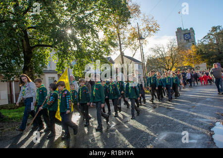 Fordingbridge, New Forest, Hampshire, UK, 11th novembre 2018. Boy Scouts marciando in una sfilata Remembrance Day attraverso il centro della città. In quest'anno, il 100th anniversario della fine della prima guerra mondiale, il giorno dell'armistizio cade nello stesso giorno della domenica della memoria. Foto Stock