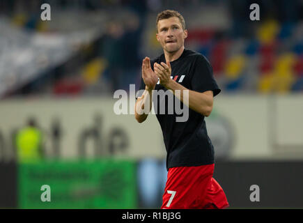 Duesseldorf, Germania 10 Novembre 2018, Bundesliga giornata 11, Fortuna Duesseldorf vs Hertha BSC Berlin: Oliver Fink (F95) klatscht. Credito: Juergen schwarz/Alamy Live News Foto Stock