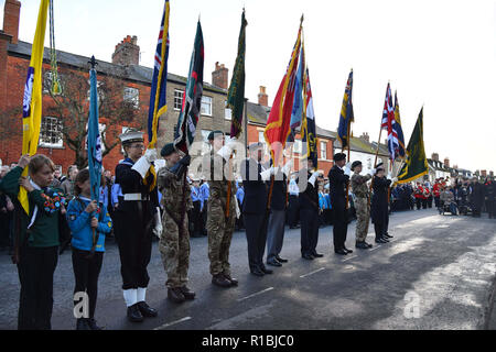 Bridport, Dorset, Regno Unito. 11 novembre 2018. Alfieri al ricordo la domenica il servizio presso il memoriale di guerra al di fuori di chiesa di Santa Maria in South Street in Bridport. Il 2018 Giorno del Ricordo cade sul centesimo anniversario del giorno dell'armistizio che segna la fine della Prima Guerra Mondiale. Credito Foto: Graham Hunt/Alamy Live News Foto Stock