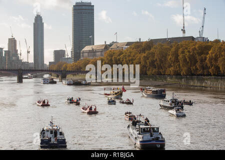 Londra, Regno Unito. Xi Nov, 2018. Una flottiglia di barche guidato da "Vincenzo', il 90-piede barge commissionato come un omaggio alla Regina Elisabetta II per il suo 2012 Diamond Giubileo, prende parte a un servizio di ricordo per commemorare il centenario della firma dell'armistizio che ha segnato la fine della Prima Guerra Mondiale. Credito: Mark Kerrison/Alamy Live News Foto Stock