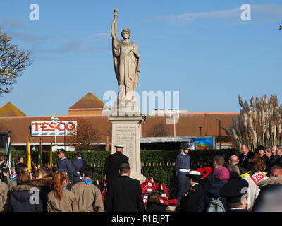 Sheerness, Kent, Regno Unito. Xi Nov, 2018. Sheerness nel Kent è stato impaccato con centinaia di persone per il centenario ricordo domenica parata tenutasi a Sheerness Memoriale di guerra. Credito: James Bell/Alamy Live News Foto Stock
