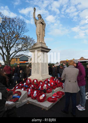 Sheerness, Kent, Regno Unito. Xi Nov, 2018. Sheerness nel Kent è stato impaccato con centinaia di persone per il centenario ricordo domenica parata tenutasi a Sheerness Memoriale di guerra. Credito: James Bell/Alamy Live News Foto Stock