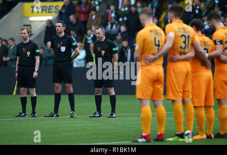 Tony maccheroni Arena, Livingston, Regno Unito. Xi Nov, 2018. Ladbrokes Premiership, Livingston versus Celtic; corrispondono a funzionari e Livingston giocatori osservare il minuto di silenzio Credito: Azione Sport Plus/Alamy Live News Foto Stock