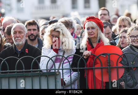 Brighton Regno Unito 11 novembre 2018 - momenti emotiva all'atto di ricordo Service tenutasi a Brighton Memoriale di guerra . È il 100 anno oggi anniversario della fine della Prima Guerra Mondiale il 11 novembre 1918 . Fotografia scattata da Simon Dack Credito: Simon Dack/Alamy Live News Foto Stock