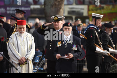 Brighton Regno Unito 11 novembre 2018 - All'atto del ricordo Service tenutasi a Brighton Memoriale di guerra . È il 100 anno oggi anniversario della fine della Prima Guerra Mondiale il 11 novembre 1918 . Fotografia scattata da Simon Dack Credito: Simon Dack/Alamy Live News Foto Stock