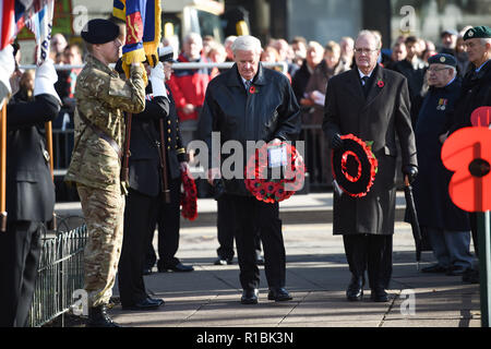 Brighton Regno Unito 11 novembre 2018 - Victor e Chris Duncan lay ghirlande per il loro nonno Federico Duncan e suo fratello Hamilton che erano stati uccisi nella prima guerra mondiale in atto di ricordo Service tenutasi a Brighton Memoriale di guerra . I fratelli che sono morti erano da Brighton ed è il 100 anno oggi anniversario della fine della Prima Guerra Mondiale il 11 novembre 1918 . Fotografia scattata da Simon Dack Credito: Simon Dack/Alamy Live News Foto Stock